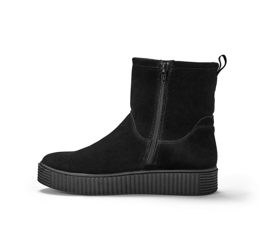 Fekete női velúrbőr csizma oldalsó cipzárral.