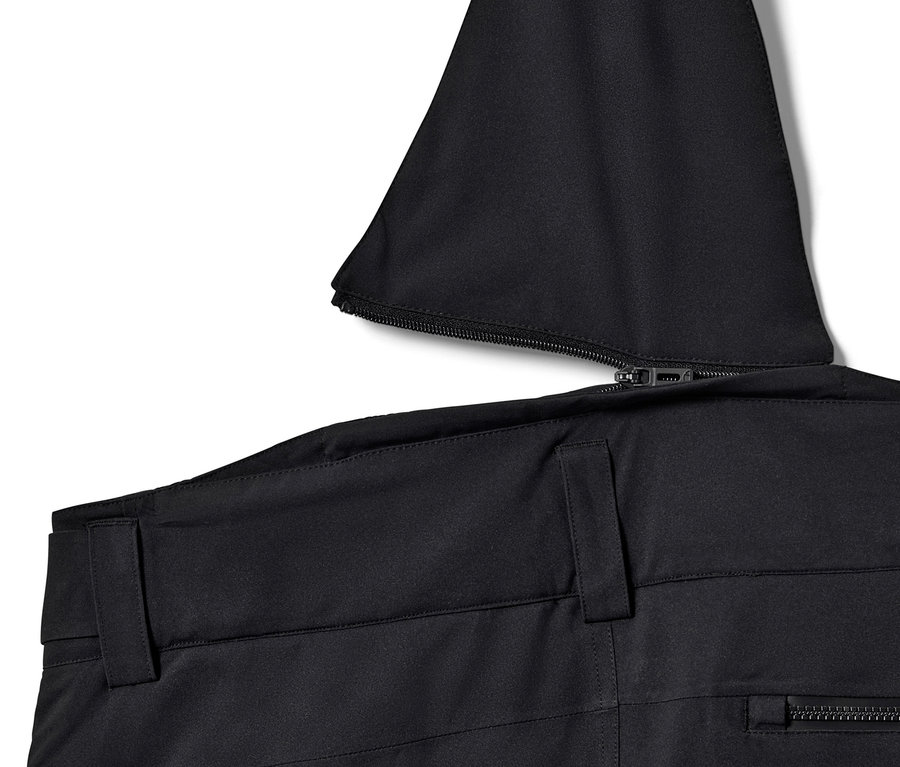 Egy fekete, high-tech férfi sínadrág részlete cipzárral és övbújtatókkal.