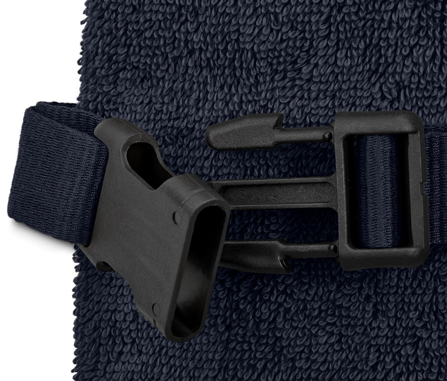 Közeli kép egy kutya fürdőköntös csatjáról és pántjáról.