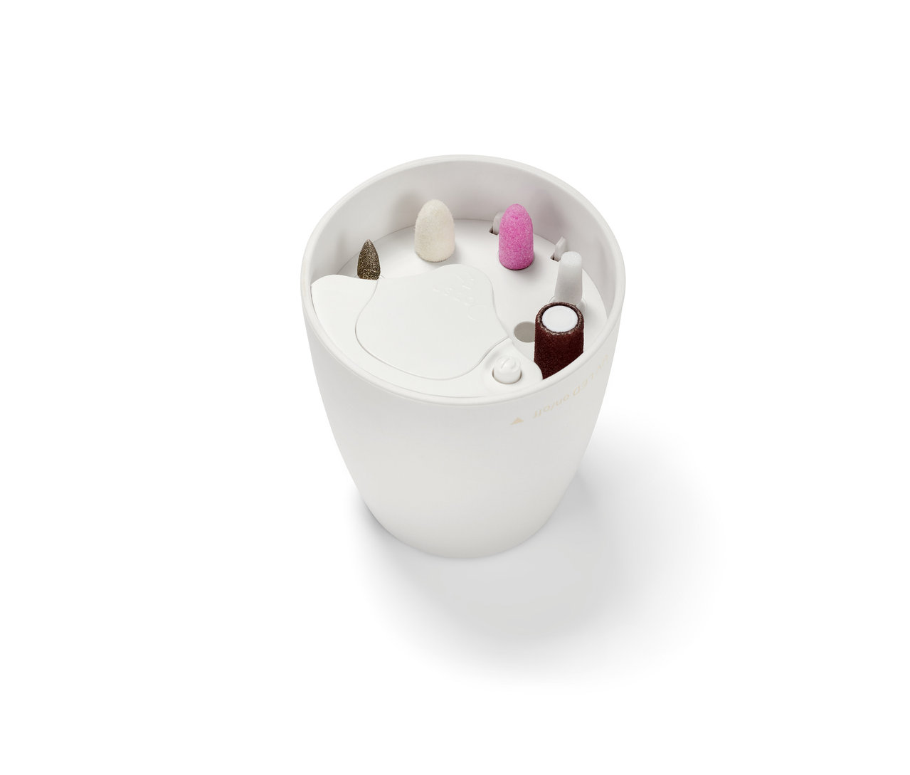 Felülnézet egy fehér 5 az 1-ben manikűr-pedikűr készletről, különböző tartozékokkal.