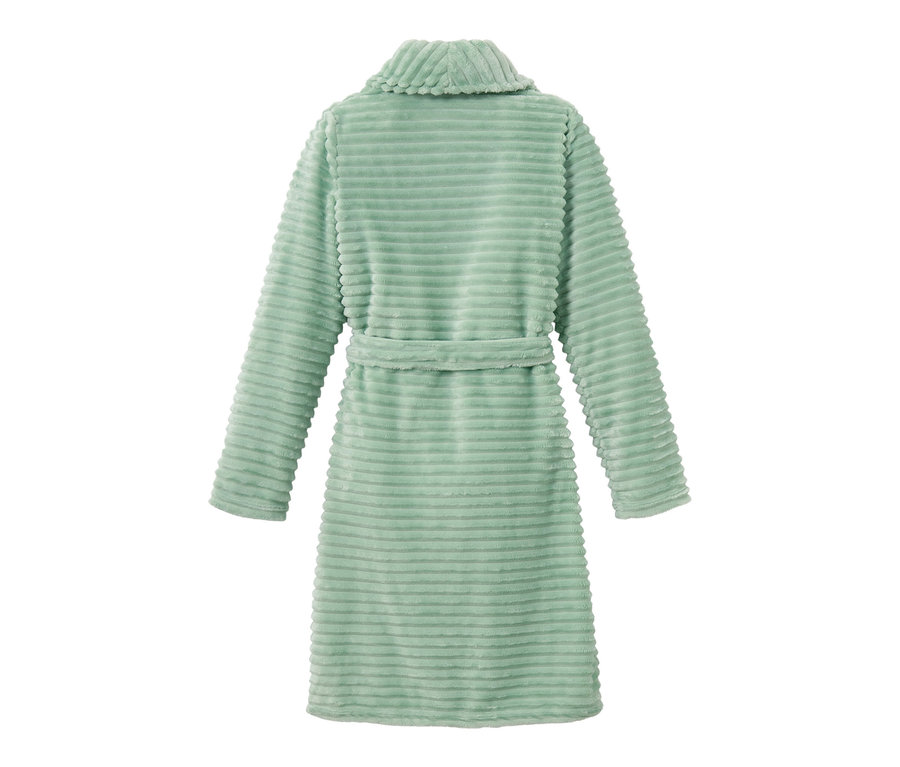 Hátulnézet egy világoszöld női plüssköntösről övvel.