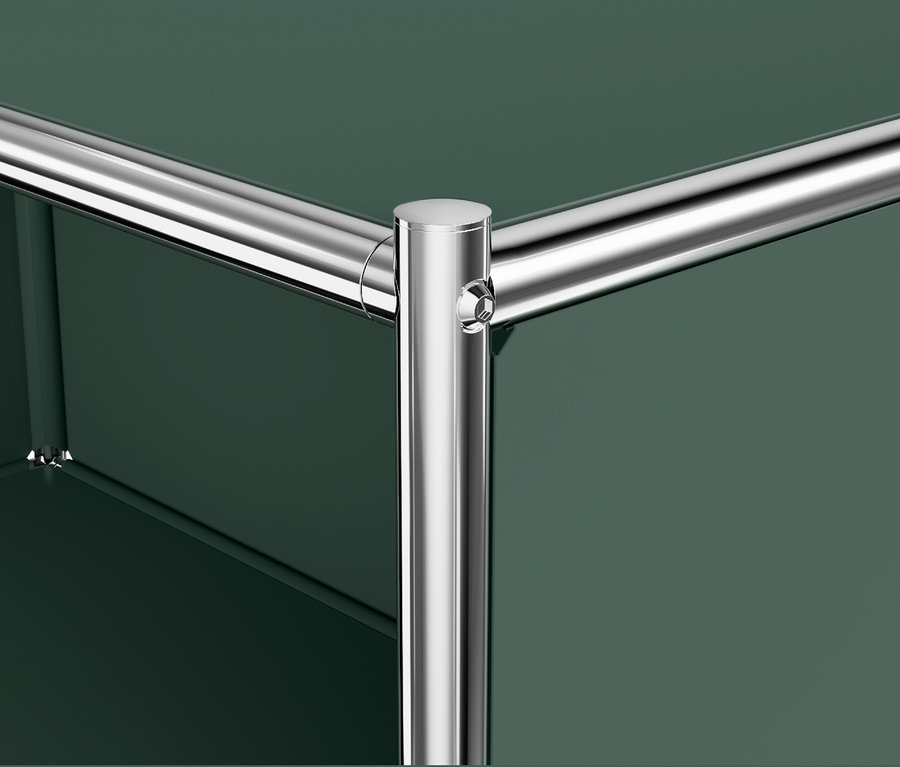 A »CN3« fém komód sarkának részlete krómozott csőszerkezettel és olívazöld lenyíló ajtókkal.