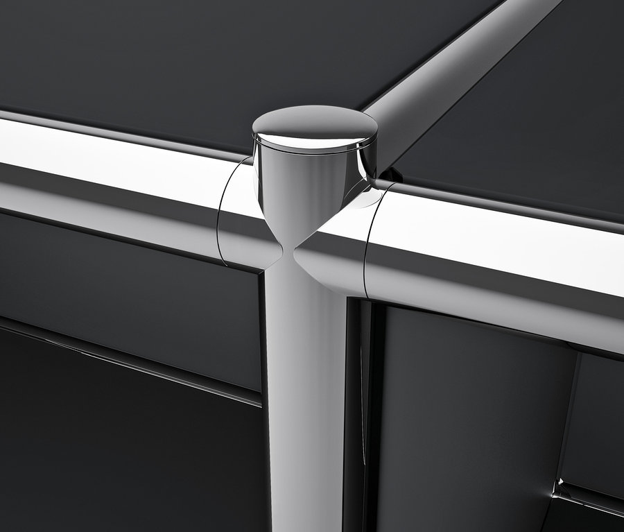 Egy fekete CN3 fém bútor részlete krómozott csövekkel.