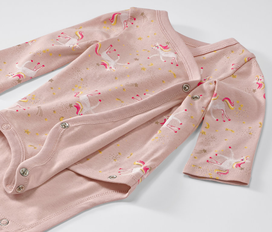 Egy rózsaszín, unikornisos mintájú body közelképe az 5 darabos, állítható hosszúságú szettből.