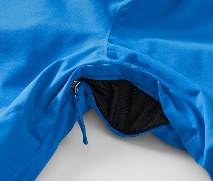 Kék, high-tech síkabát részlete nyitott zsebbel.