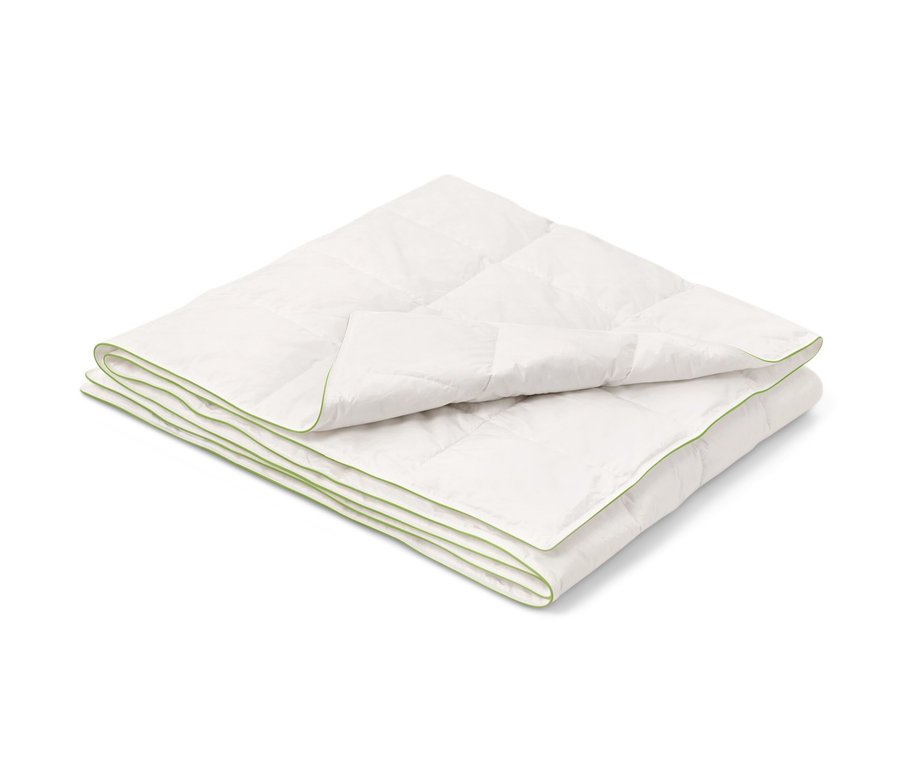 Összehajtott, fehér irisette® greenline nyári pehelypaplan normál méretben, világoszöld szegéllyel.