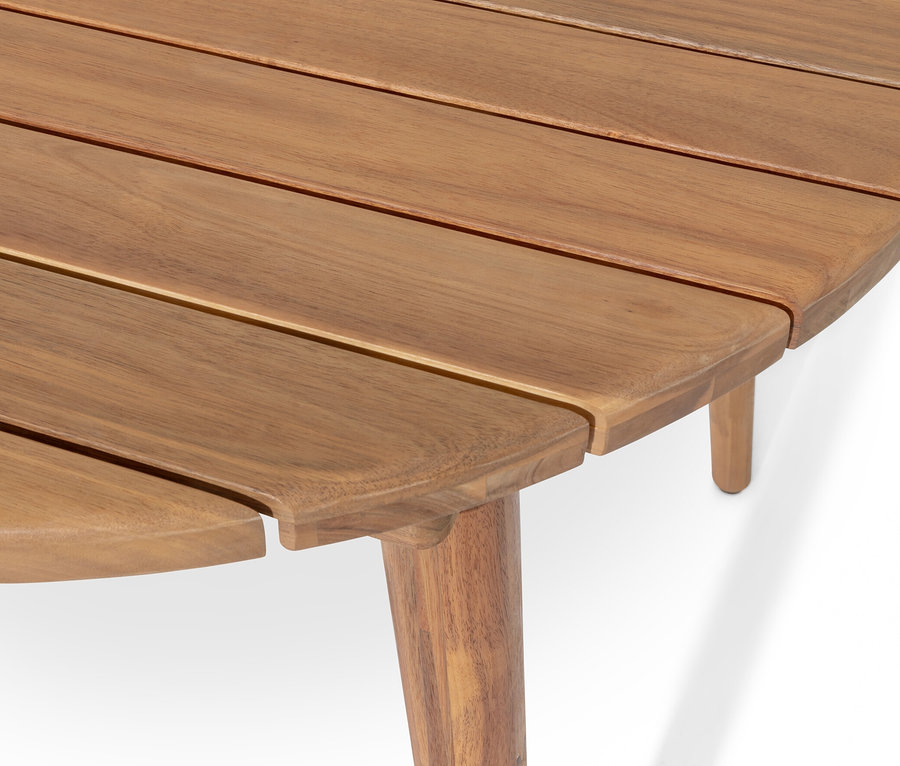 Egy tömör fából készült, kihúzható ovális asztal részlete.