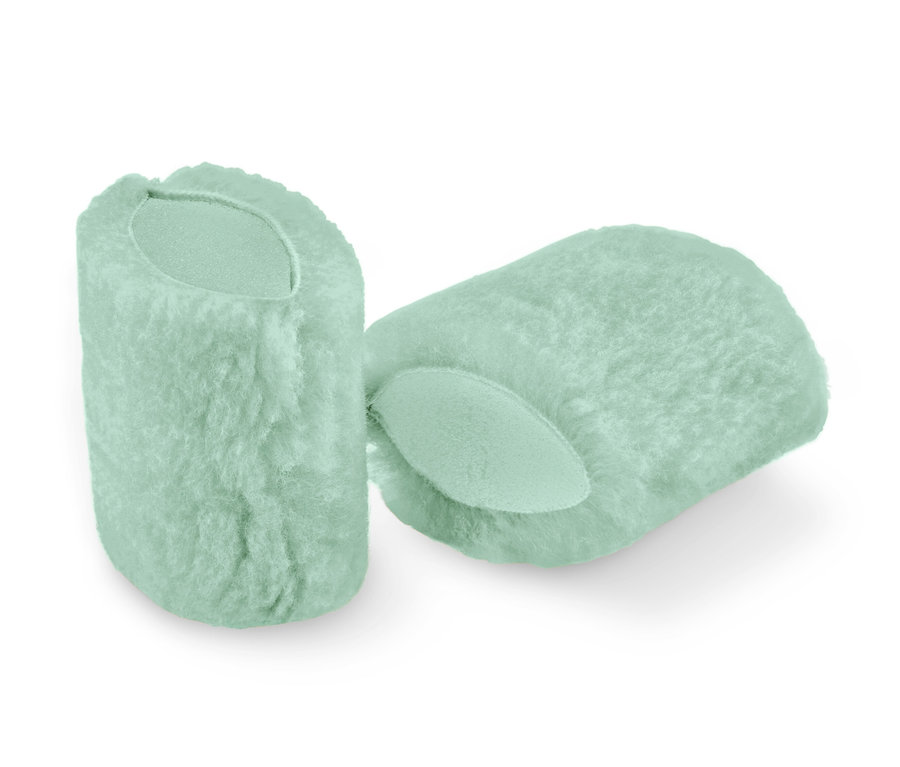 Két világoszöld folttisztító szivacs.