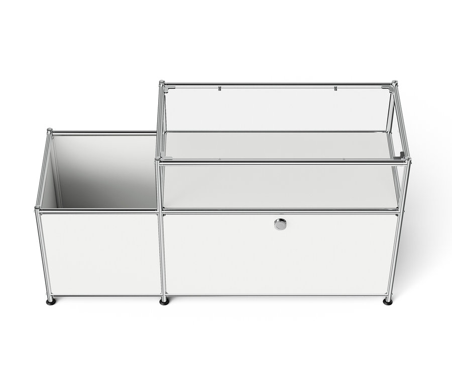 Fehér moduláris tárolórendszer króm vázzal.