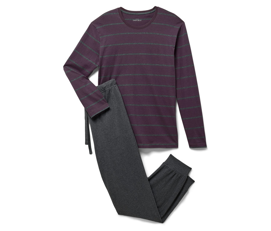 Lila csíkos, hosszú ujjú pizsama felső és szürke pizsama alsó fekszik fehér háttéren.