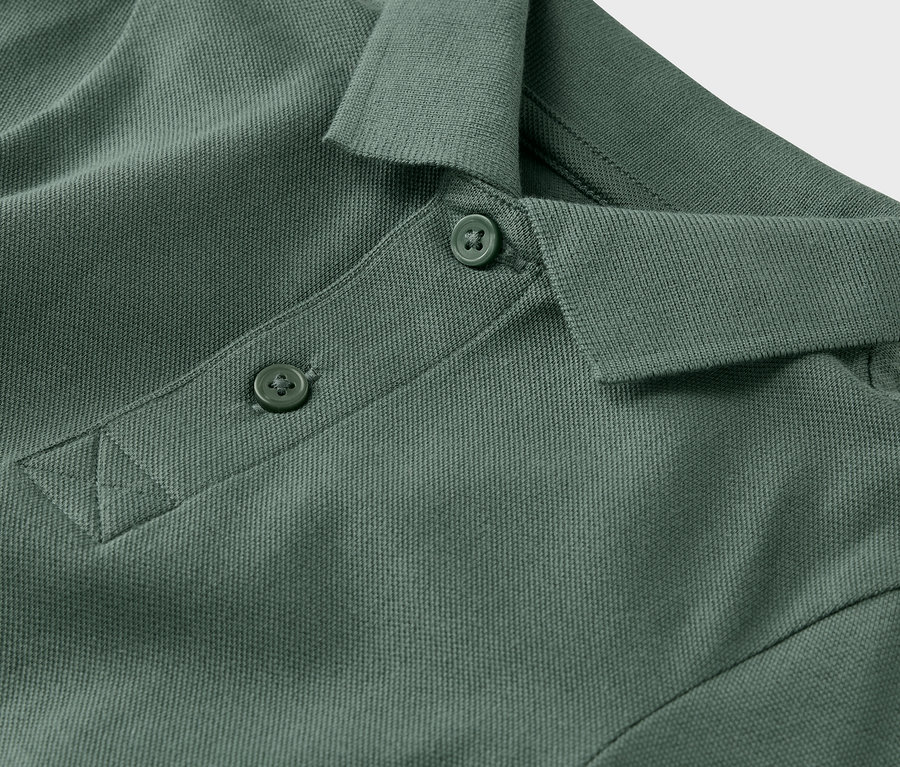 Egy zöld, pamut piké anyagú gyermek pólóing részlete (2 db-os szett).