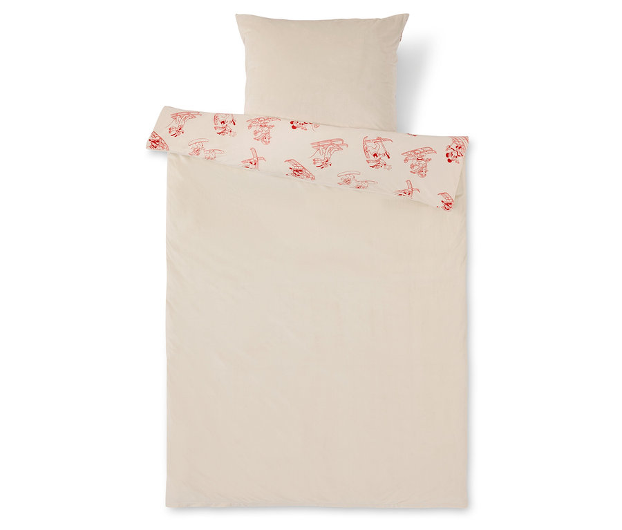 Bézs ágynemű piros rajzfilmfigurákkal.