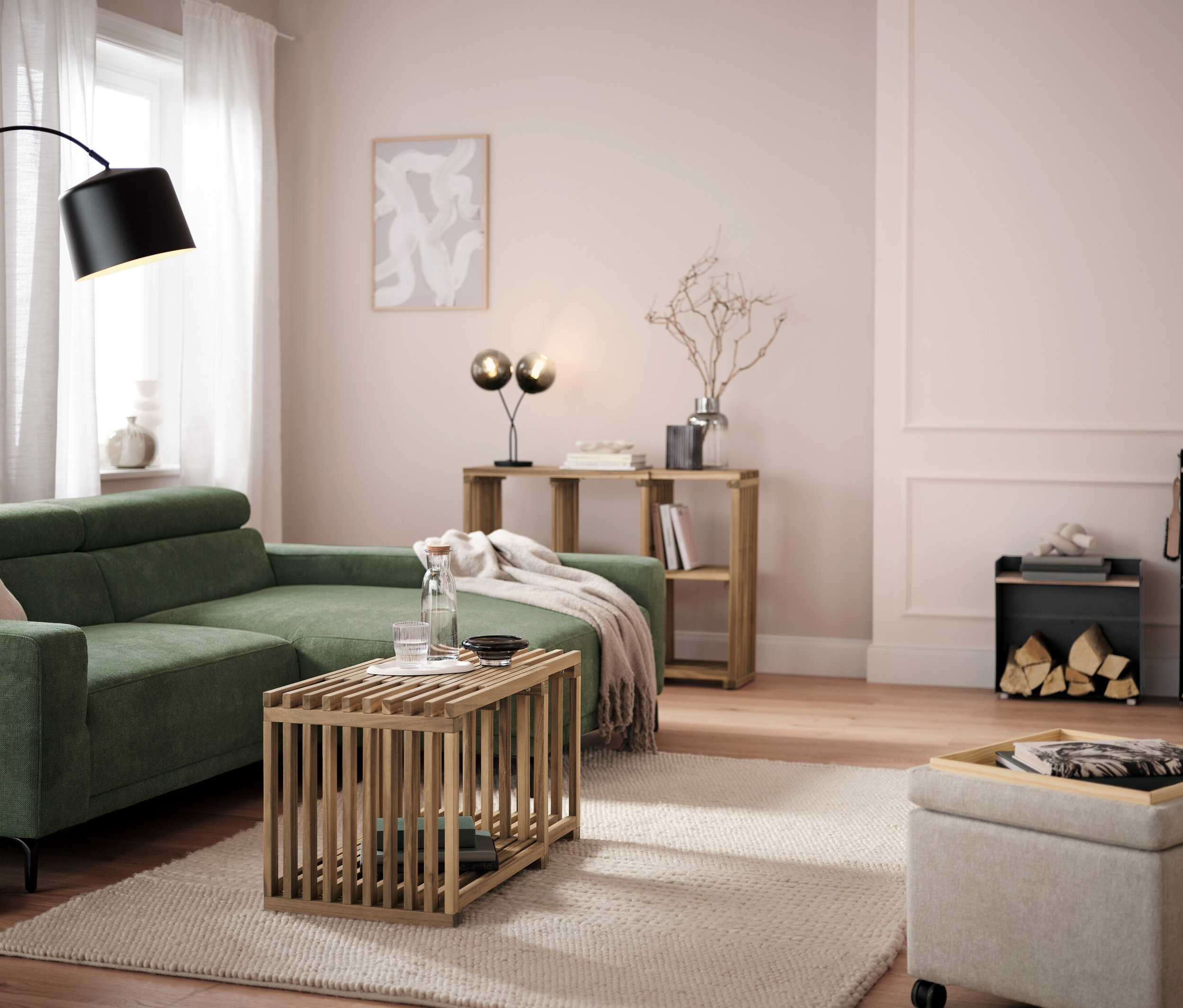 Nappali kanapéval, dohányzóasztallal és magas tűzifatartó polccal, tárolófelülettel.