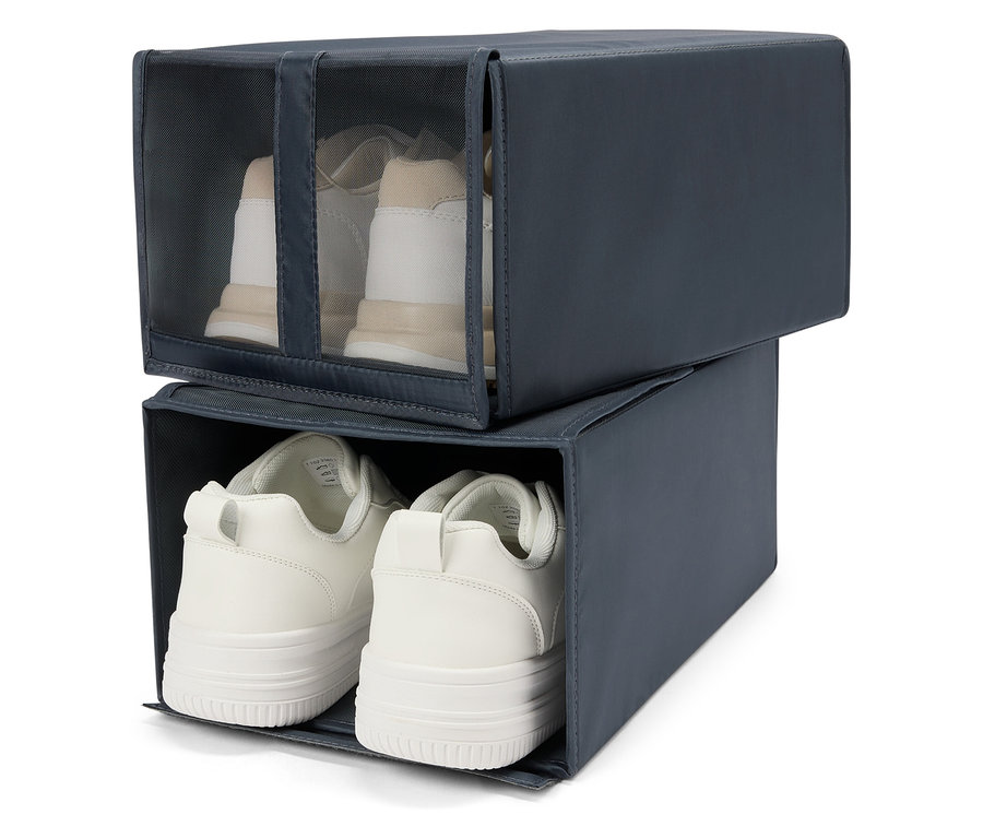 Két egymásra helyezett cipősdoboz. A felső cipősdobozban a cipők a átlátszó előlapon keresztül láthatók.