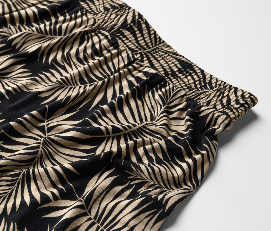 Levélmintás, nyomott jerseyszoknya részlete.