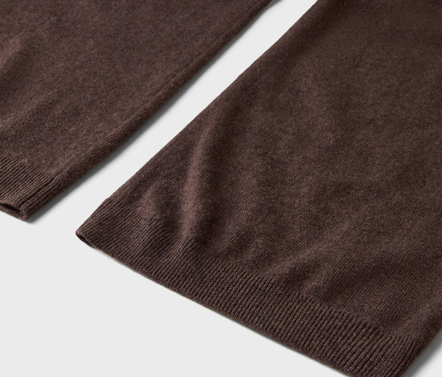 Barna gyapjúnadrág részlete bordázott szegéllyel.