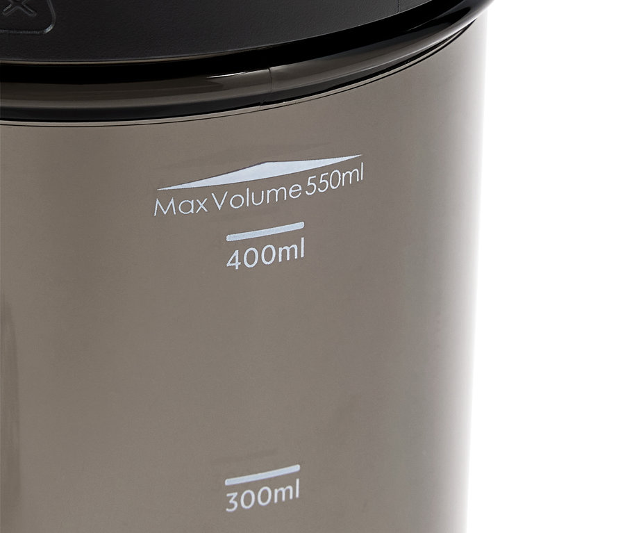 Egy szürke edény részlete fekete fedővel és fehér jelölésekkel, amelyek a 300 ml-es, 400 ml-es és a maximum 550 ml-es űrtartalmat mutatják.