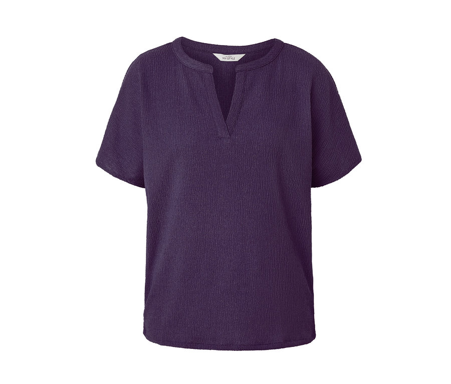 Egy lila, strukturált rövid ujjú blúz.