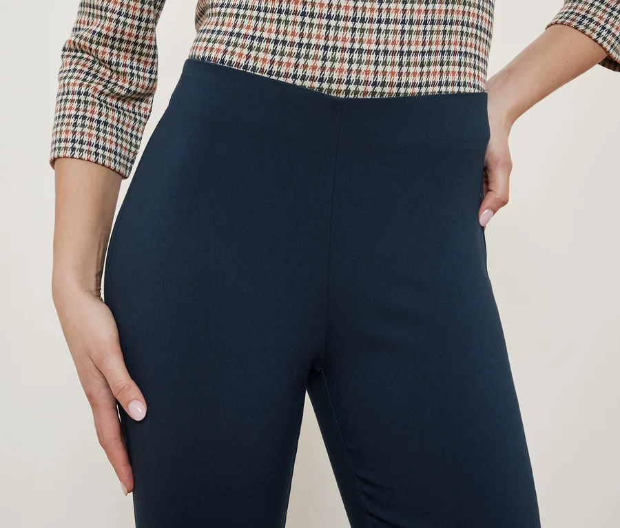 Női felsőruházat kockás blúzzal és sötétkék leggingszel.