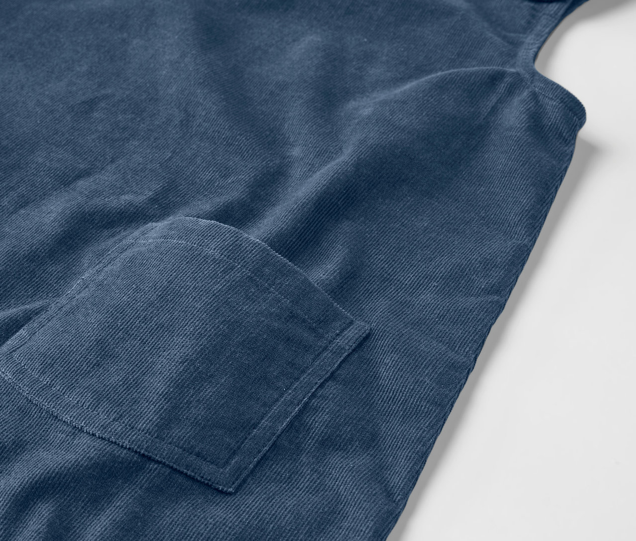 Egy zsebes gyerek kötényruha részlete.