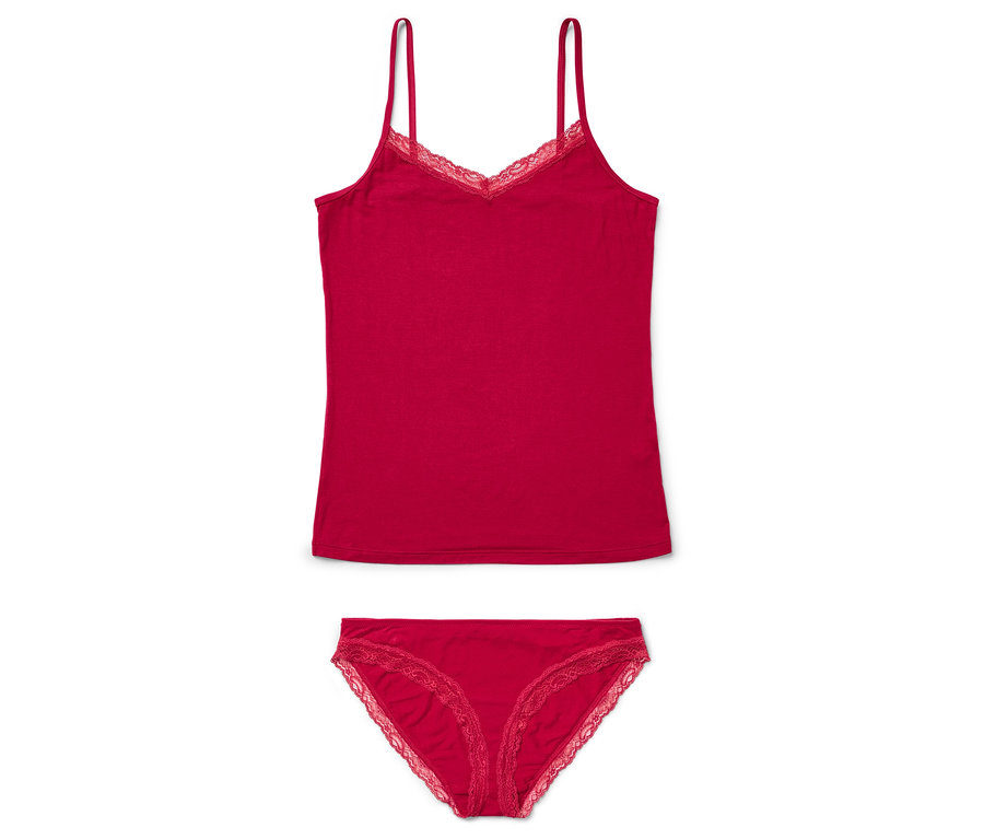 Egy piros, vékony pántos, csipkés részletekkel ellátott trikó egy hozzáillő piros, csipkés alsó felett.