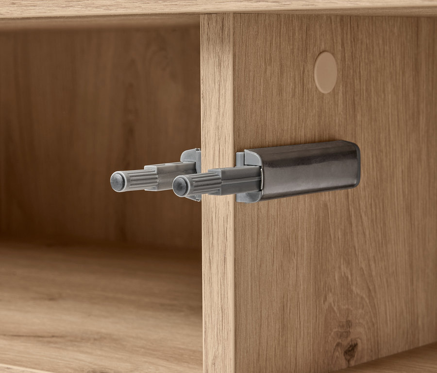 A REET tálalószekrény részlete, közelről mutatva a mechanizmust.