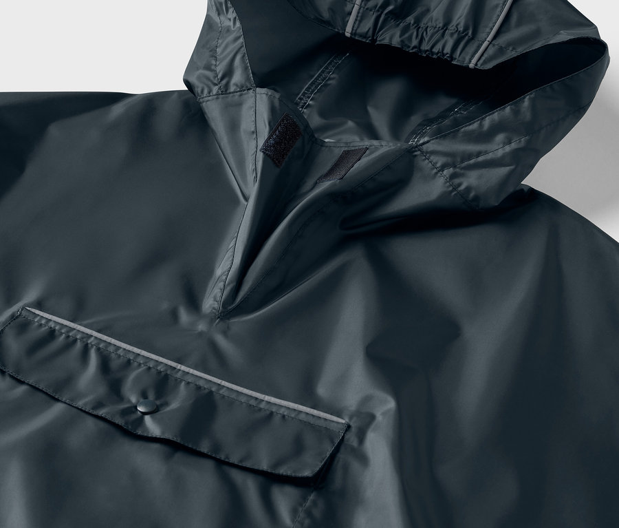 Kék gyerek esőponcsó részlete kapucnival és zsebbel.