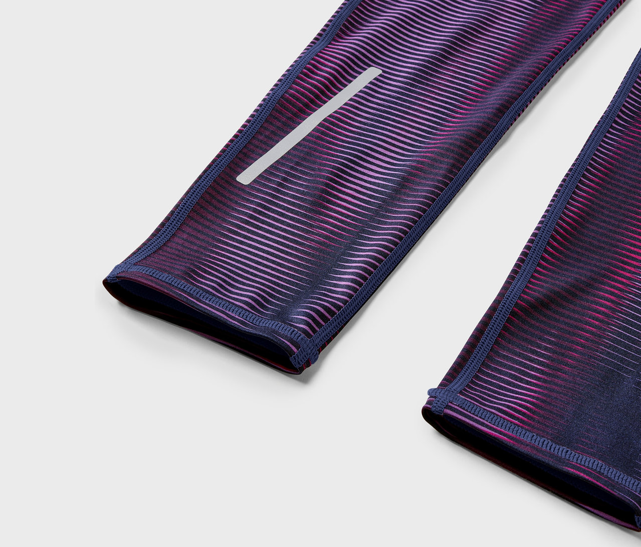 Lila-rózsaszín leggings részletei fényvisszaverő csíkkal.