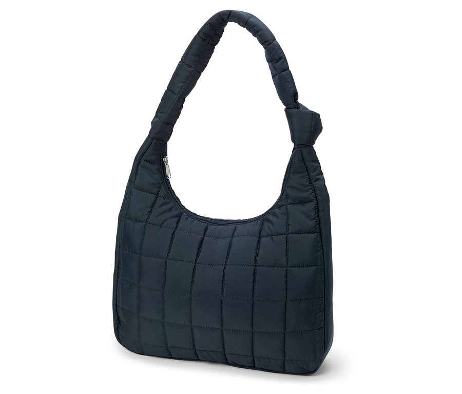 Egy tengerészkék, steppelt kézitáska egyetlen pánttal, fehér háttér előtt.