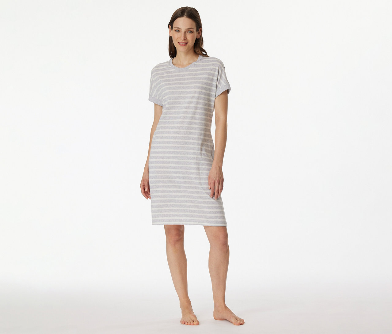 Nő szürke-fehér csíkos SCHIESSER rövidujjú hálóingben, mezítláb fehér háttér előtt.
