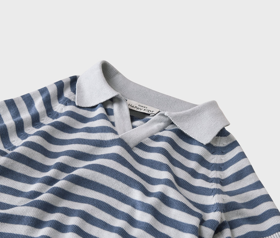 Közeli kép egy szürke és kék csíkos pólóról.