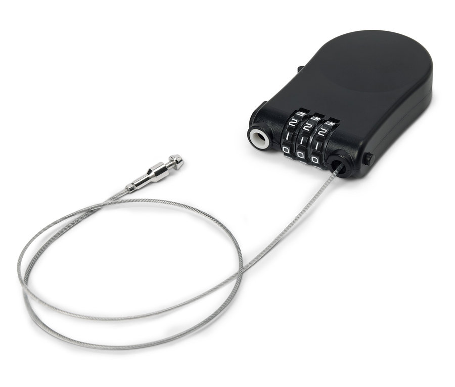 Fekete számzáras lakat acélkábellel fehér háttéren.