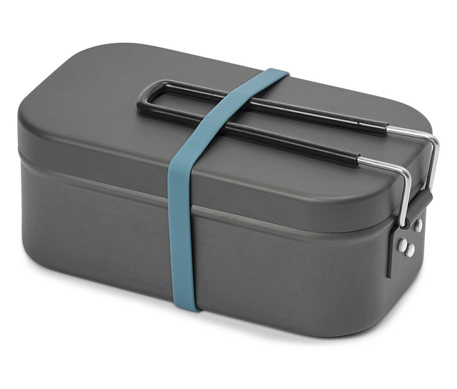 Szürke uzsonnás doboz kék gumiszalaggal fehér háttéren.