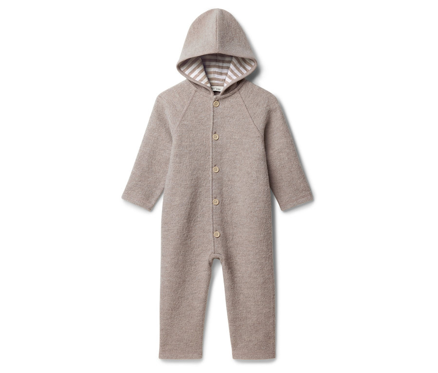 Bézs gyapjúoverall kapucnival és gombos zárással.