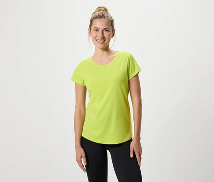 Nő világoszöld pólót és fekete leggingset visel.