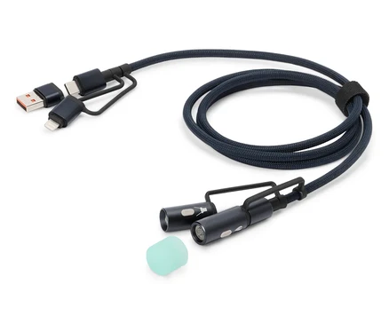 Egy kék töltőkábel USB, USB-C és Lightning csatlakozókkal, valamint két kis LED lámpával és egy szilikon rátéttel fekszik egy fehér háttéren.
