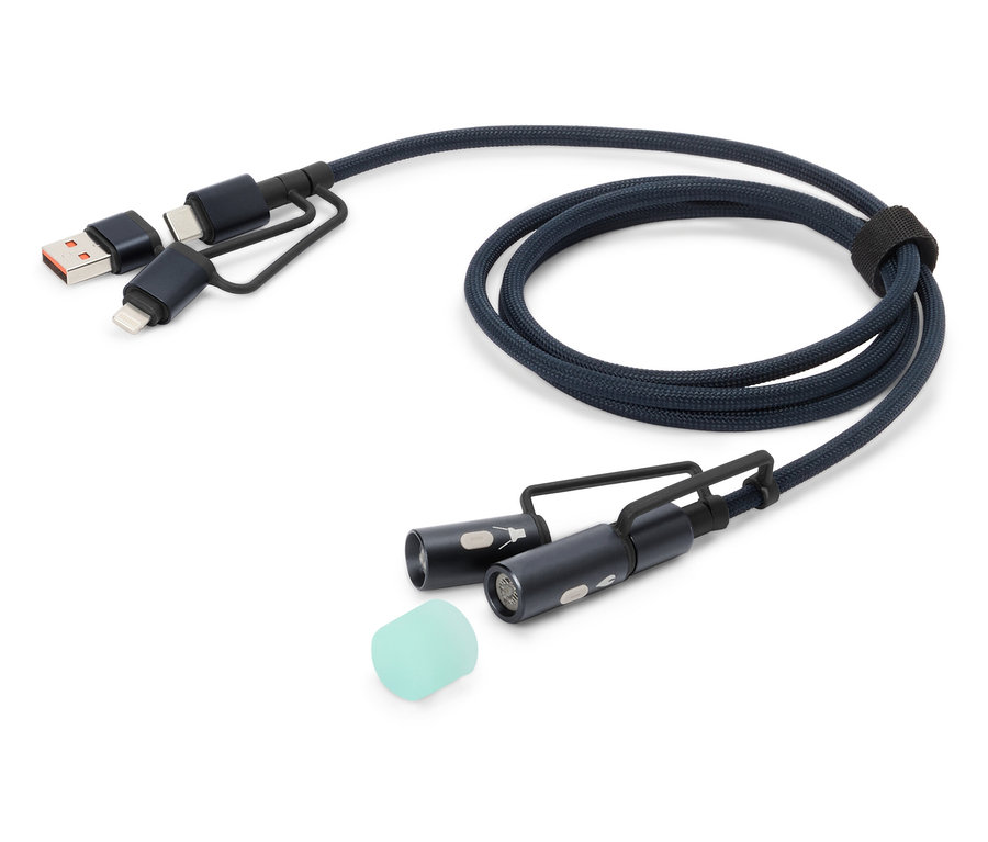 Egy kék töltőkábel USB, USB-C és Lightning csatlakozókkal, valamint két kis LED lámpával és egy szilikon rátéttel fekszik egy fehér háttéren.