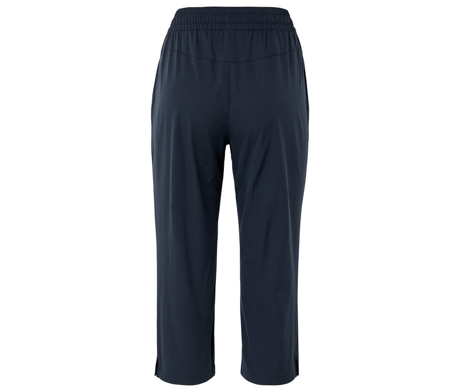 Sötétkék, laza nadrág gumival és oldalsó sliccekkel, hátulról fényképezve.