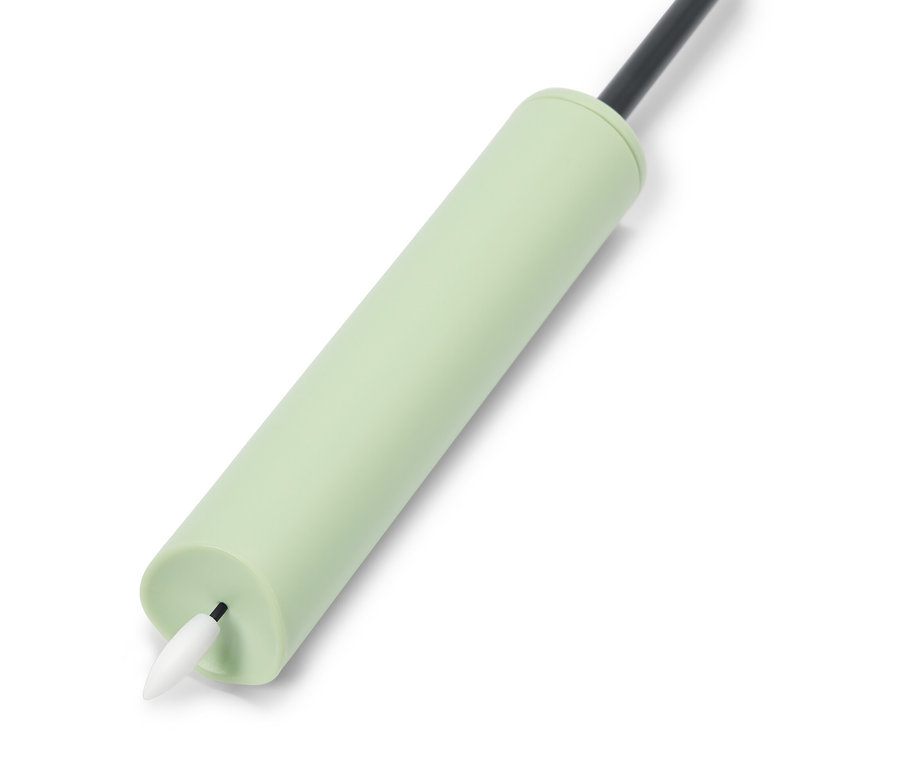 Egy mentazöld toll fekete heggyel közeli képe fehér háttérrel.