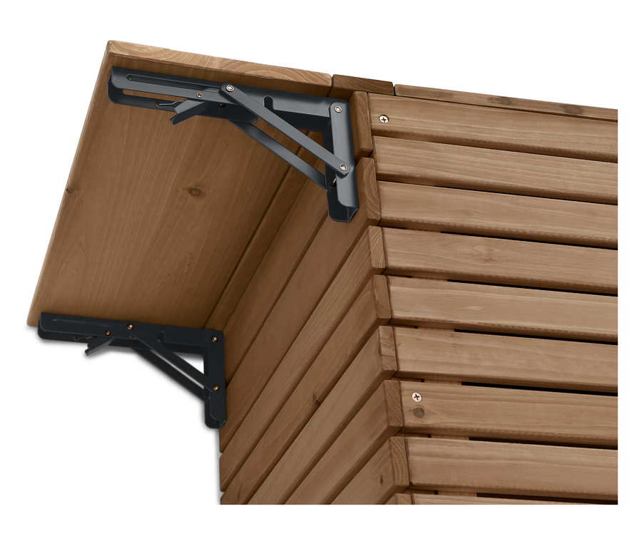 Egy faház közeli képe fekete összecsukható asztaltartókkal.