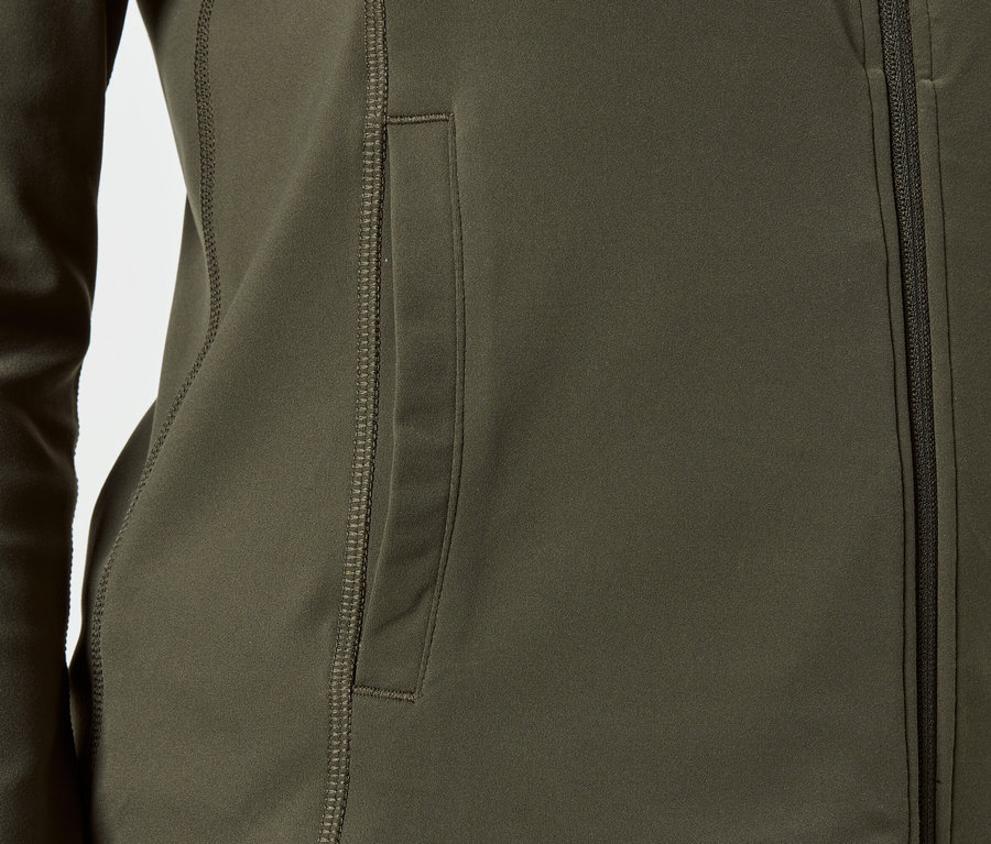 Közelkép egy olívazöld kabátról cipzárral és oldalzsebbel.