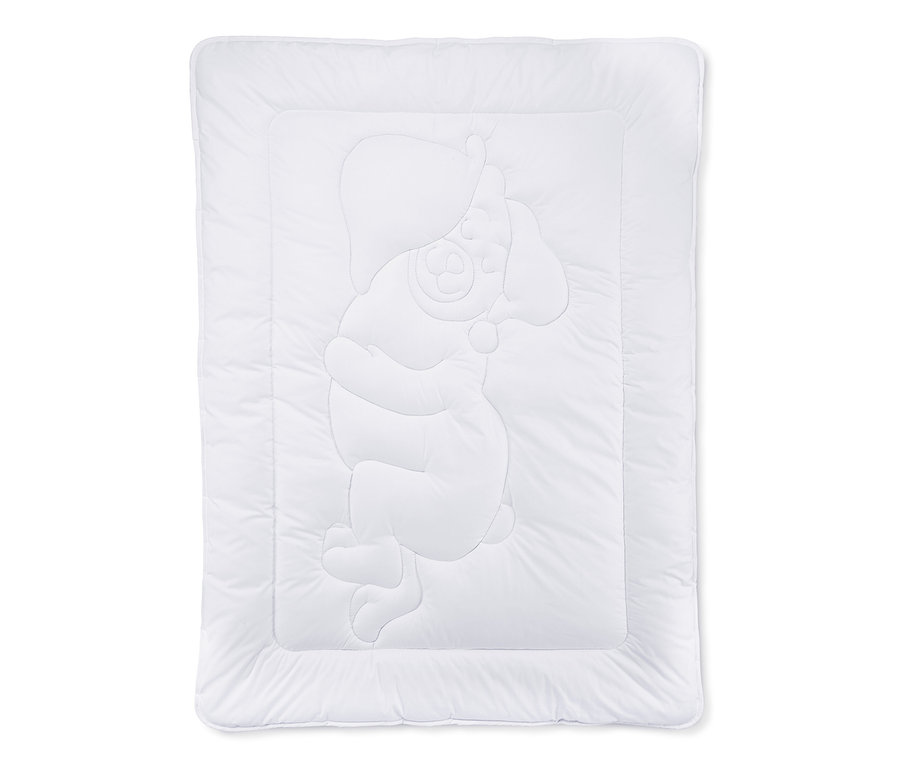 Fehér, maci mintás, steppelt paplan- és párnaszett gyerekeknek.