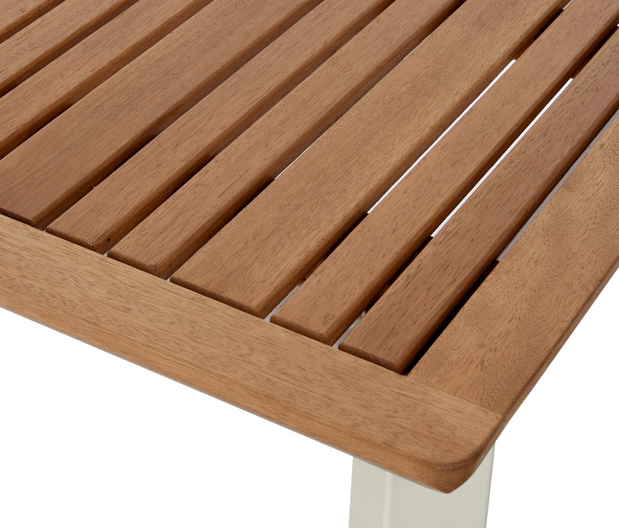 Egy keskeny, bővíthető, eukaliptusz fa »Liska« asztal részlete lamellás asztallappal és fehér lábbal.