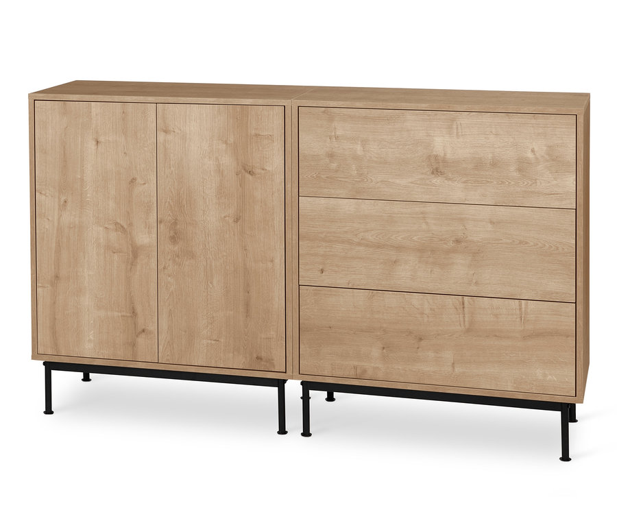 Két »Flemming« tölgy dekor szekrénymodul áll egymás mellett fekete fém bútorlábakon. Az egyik modul kétszárnyú, a másik három fiókos.