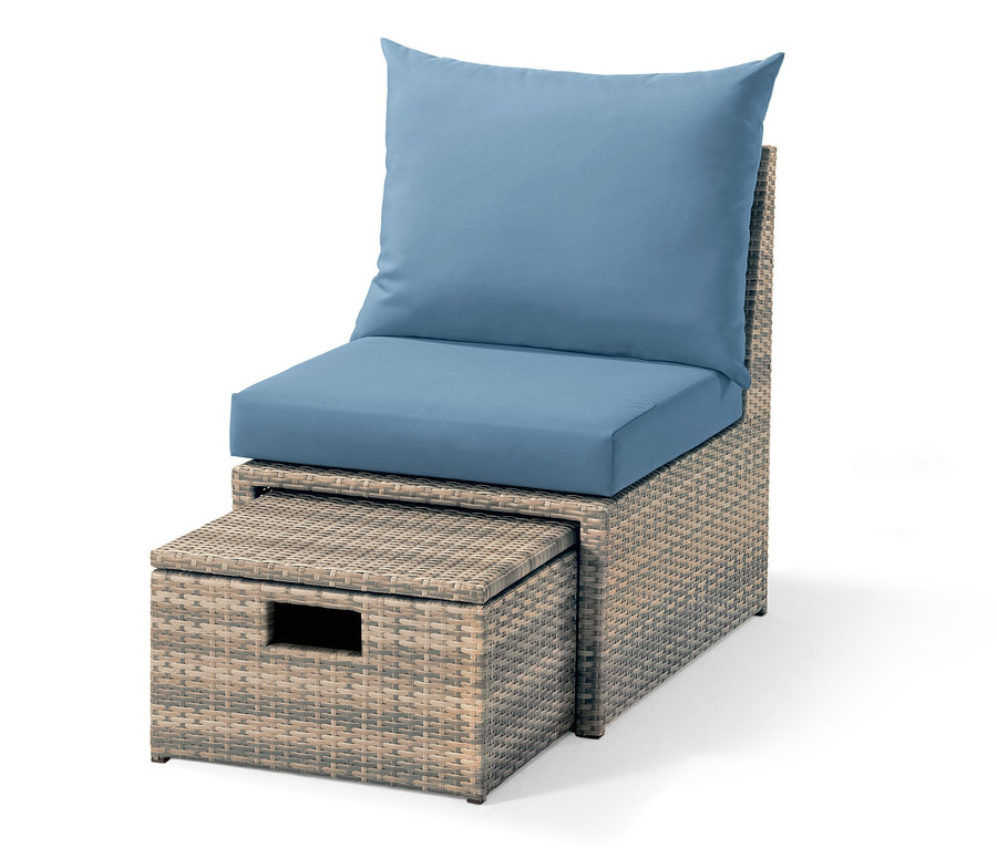 Kerti polyrattan fotel, lábtartó, "Thore", kék párnákkal, fehér háttérrel.