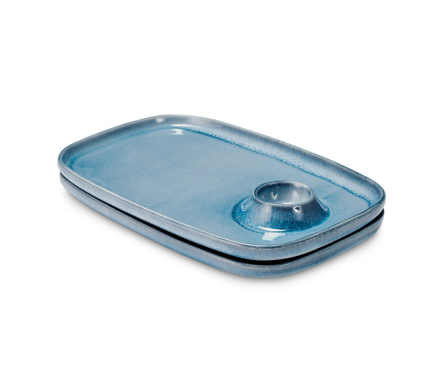 Két kék reggeliző tányér, tojástartóval.