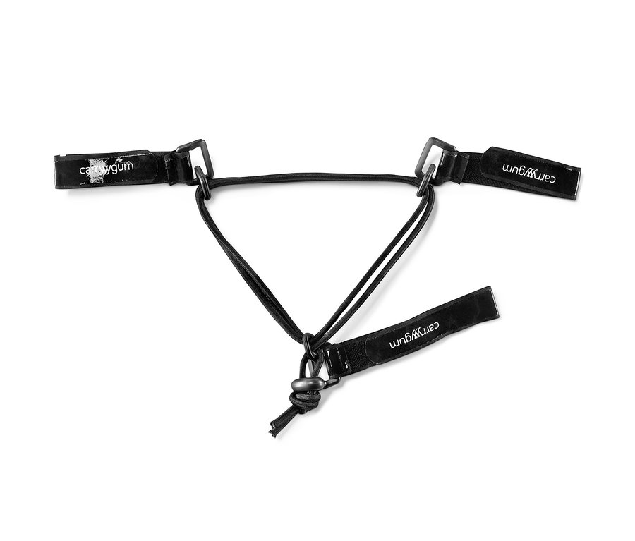 Fekete Kerékpáros csomagrögzítő pánt kormányra carrygum logóval, fehér háttéren.