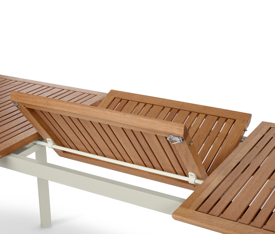 A »Liska« kihúzható asztal részlete fa asztallappal és fémvázzal.