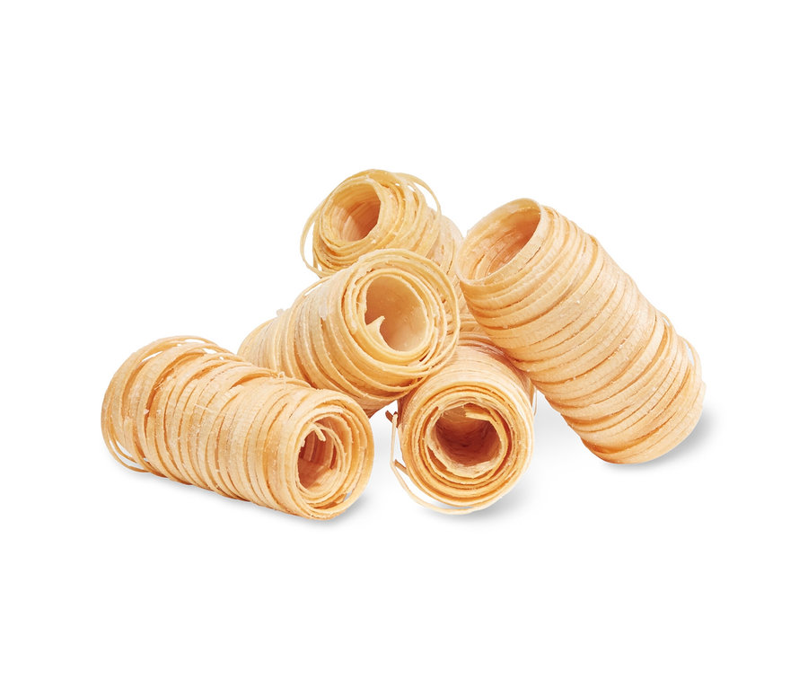 Hat tekercs 32 grillgyújtó faháncs szettben, fehér háttérrel.