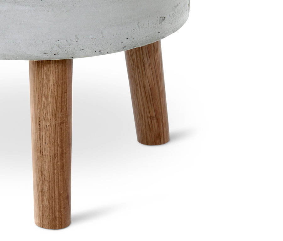 Nagyított kép egy beton hatású, fa lábú virágtartó kaspóról.